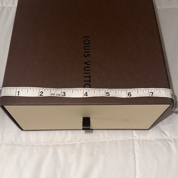 Louis Vuitton sneaker gift box with dust bags - Picture 9 of 13